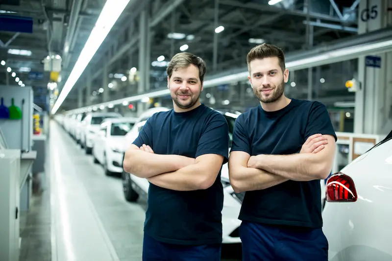 Dos hombres en una fábrica alemana de coches