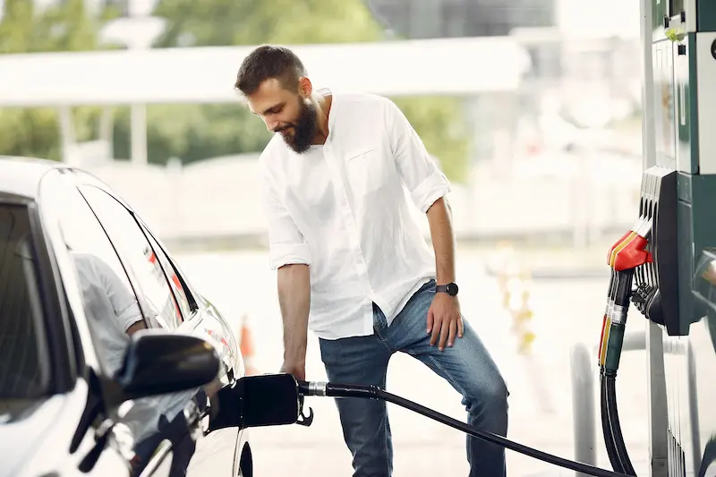 Hombre en una gasolinera