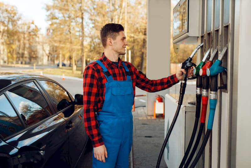 Hombre carga gasolina en su coche