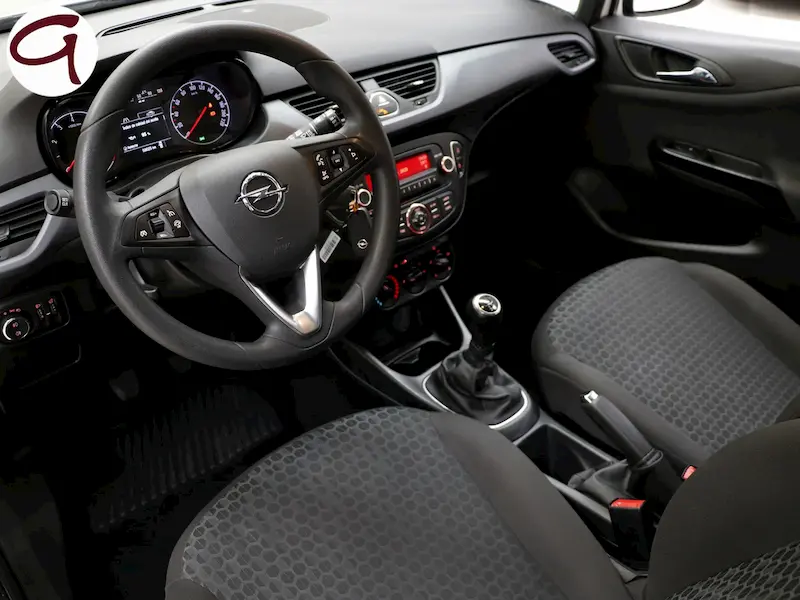 Interior de un Opel Corsa