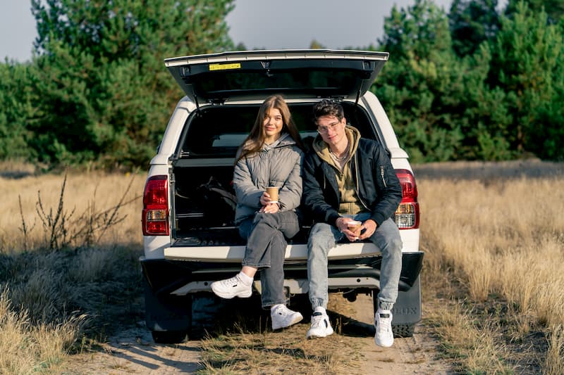 Pareja en un coche suv