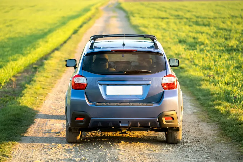 Vehículo suv en el campo