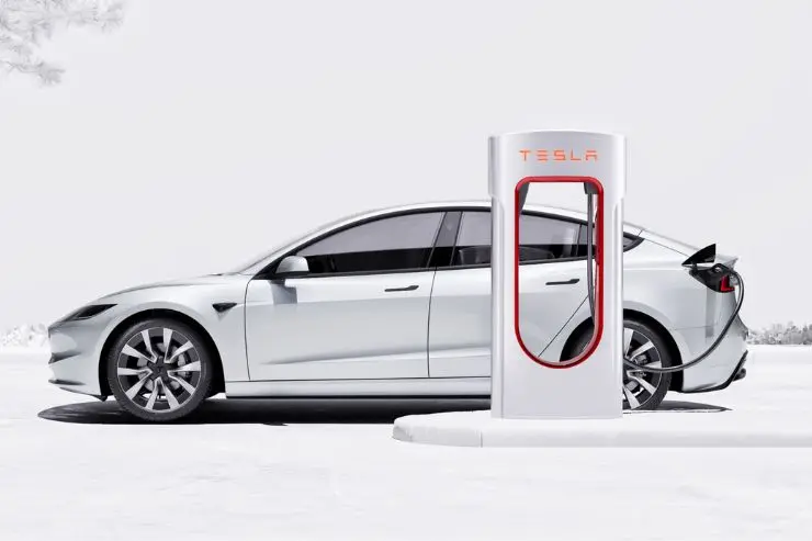 tesla-cargando Tesla Model 3 de km0 cargando