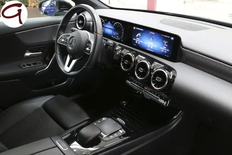 interior_mercedes Interior de un coche Mercedes Km0 con cambio automático