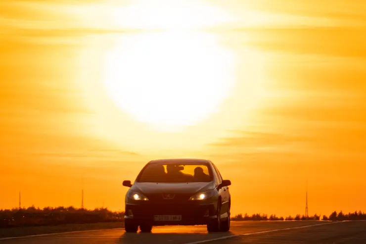 coche-sol Coche de ocasión bajo el sol