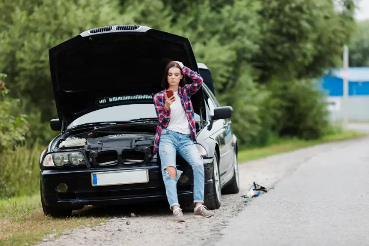 mujer-coche-no-funciona Joven que ha dejado tirada su coche barato