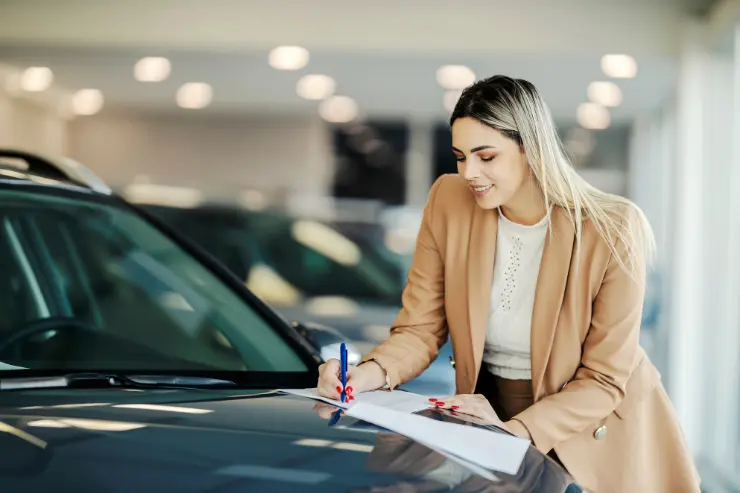mujer-vendiendo-coche-usado Mujer vendiendo su coche usado