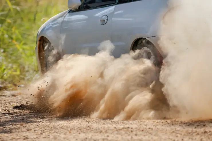 Coche derrapando en tierra