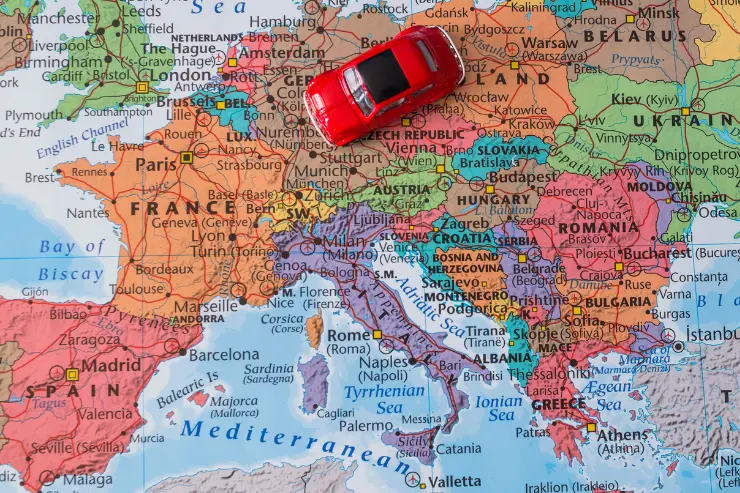 Mapa de Europa con un coche de juguete encima
