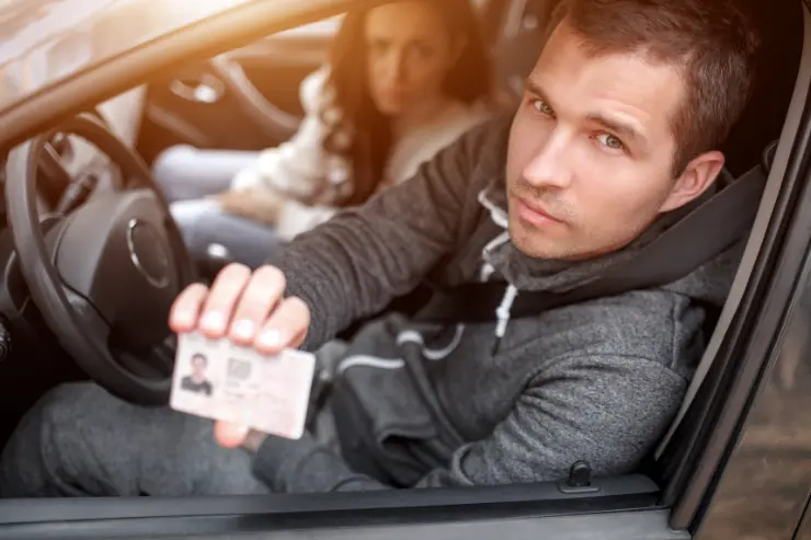 hombre_enseñando_carnet Hombre enseñando el carnet de conducir