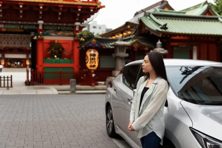Mujer oriental con un coche chino de ocasión