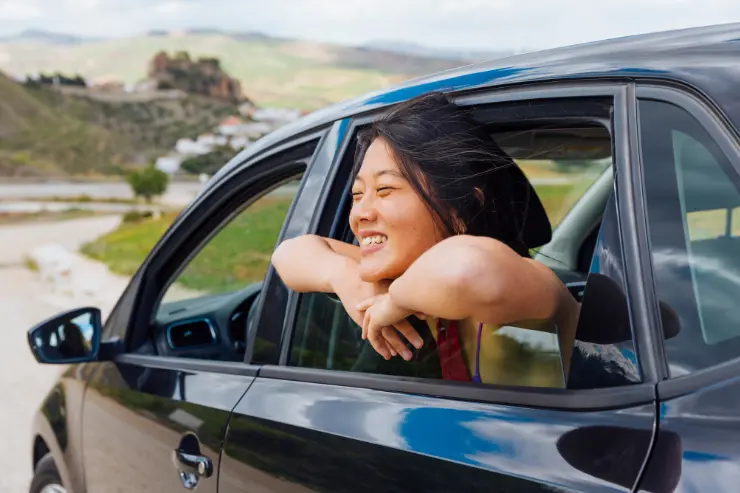 mujer_china_ventanilla_coche Mujer oriental sonriendo desde la ventanilla de su coche de ocasión