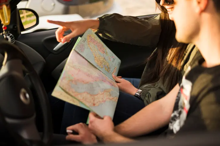 pareja-mapa Pareja viendo un mapa en su coche km 0 de Gyata