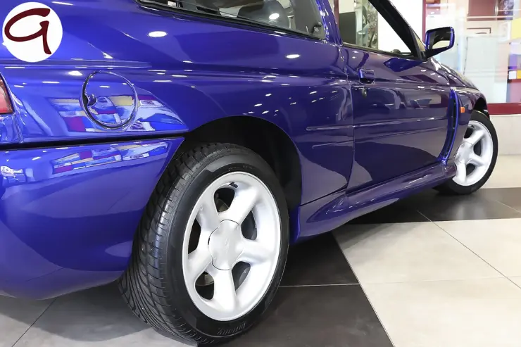 Lateral coche Ford Escort azul de ocasión