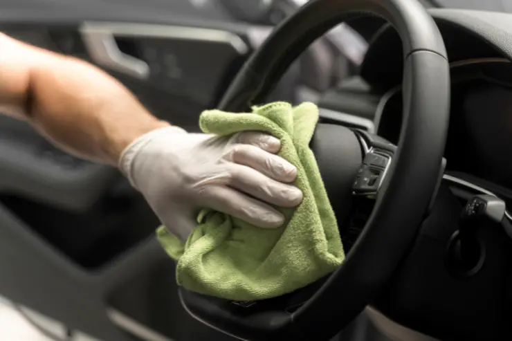 Limpieza del volante de un coche