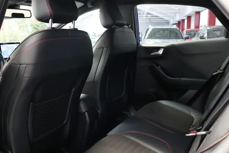 Asientos traseros del coche Ford Puma seminuevo