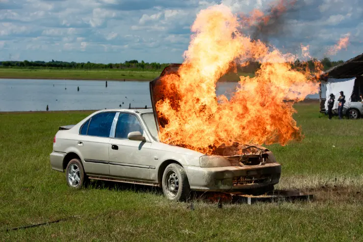 Coche de ocasión quemándose en el campo