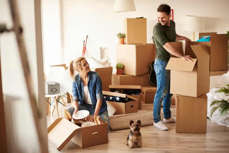 Pareja haciendo la mudanza en su piso