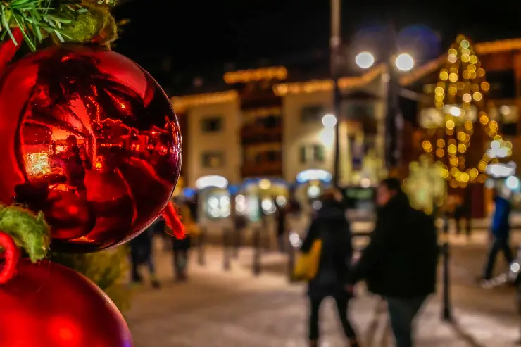 bolas-navidad-pueblo Bola de navidad delante de una vista del pueblo
