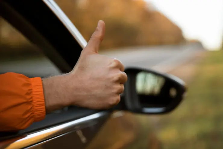 Mano con un dedo en posición de ok