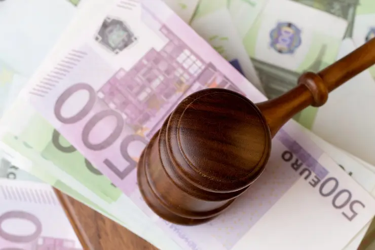 dinero Dinero y un mazo encima