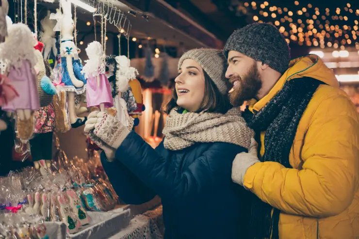 mercadillo-navidad Pareja en un puesto de un mercadillo de navidad