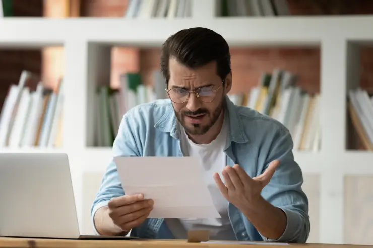 multa Hombre que recibe una multa de su coche de ocasión