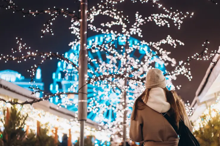 navidad-madrid-chica Chica de espaldas viendo las luces navideñas