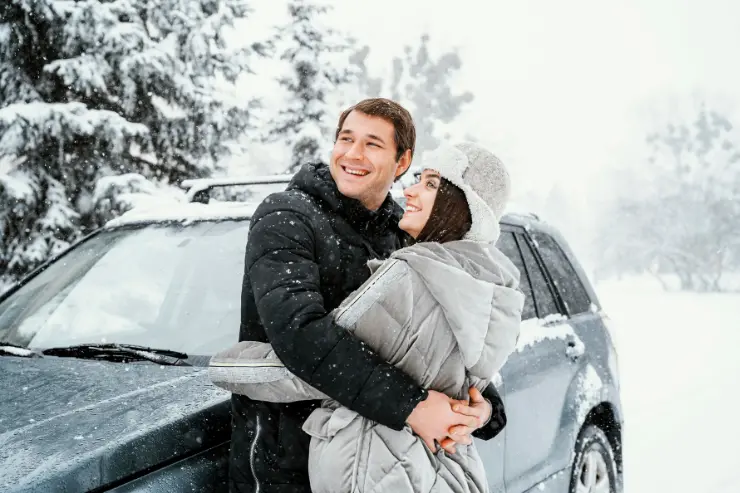 pareja-coche Pareja junto a su coche disfrutando de la nieve