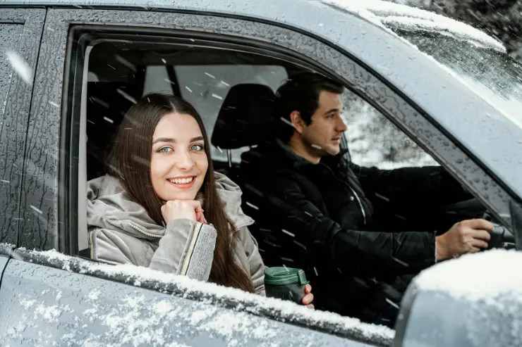 pareja-ventanilla-coche Pareja dentro de un coche de ocasión nevado