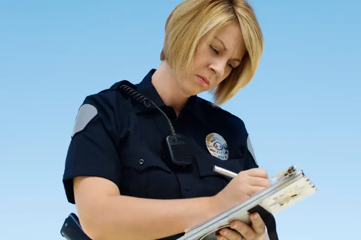 policia Policia poniendo una multa