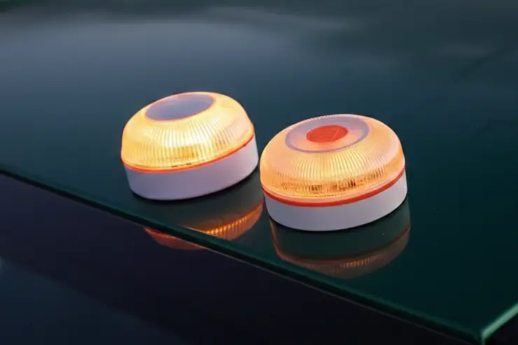 Baliza v16 sobre un coche de ocasión de Gyata