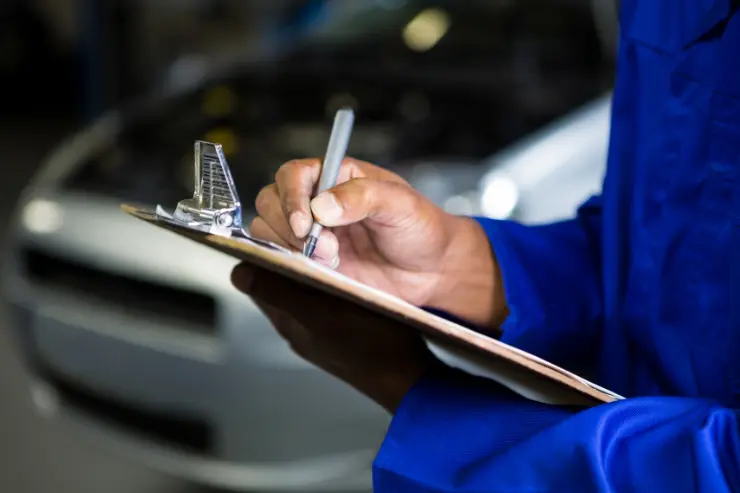 Mano del profesional pasando la itv