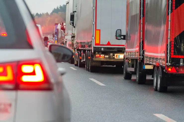 Camiones y coches en la carretera