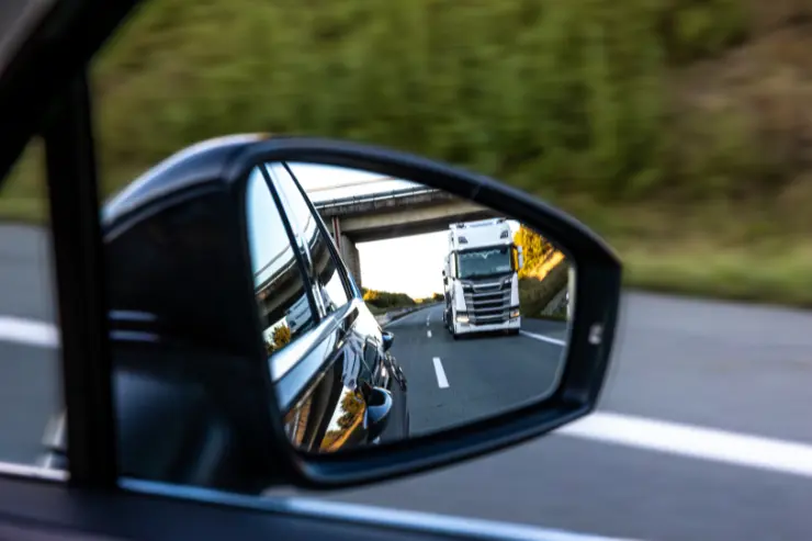 Retrovisor de un coche de ocasión donde se refleja un camión