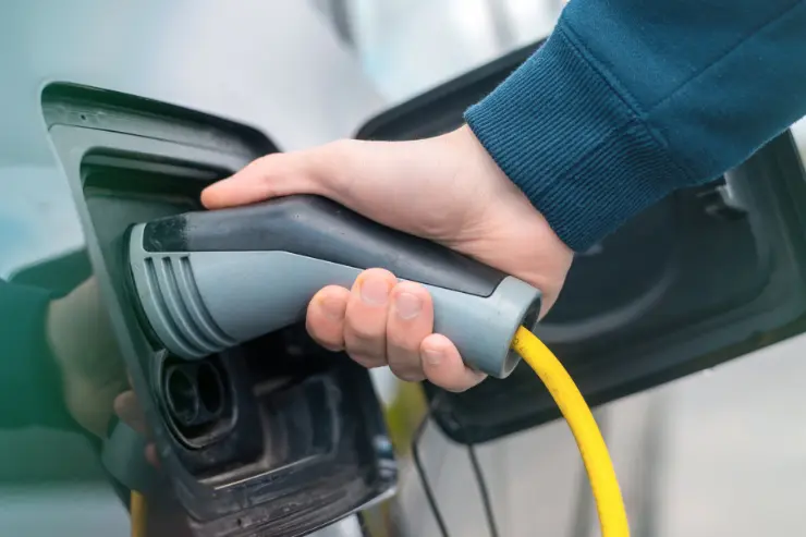 Repostaje de un coche eléctrico seminuevo