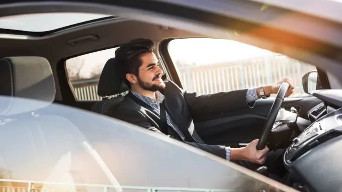 Factores clave para decidir Persona conduciendo su coche