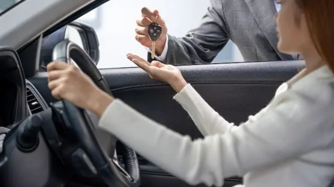 Persona feliz comprando su coche

