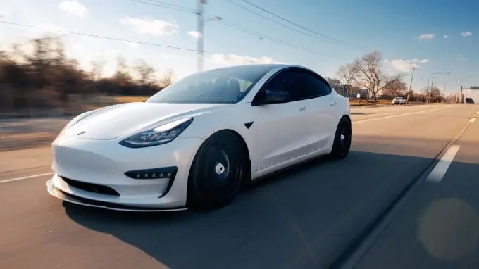 Tesla model 3 de color blanco

