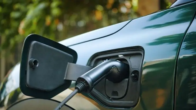 Coche eléctrico cargándose