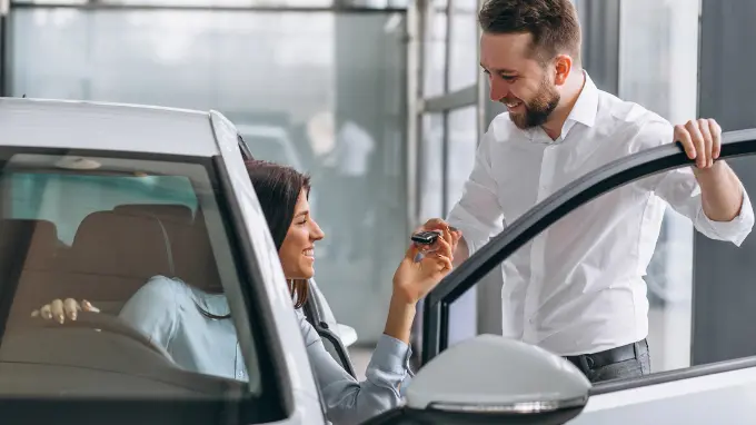 Pareja comprando un coche de ocasión