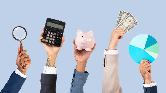 manos con una lupa, calculadora, hucha, billetes y gráfica