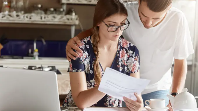 Pareja haciendo la declaración de la renta