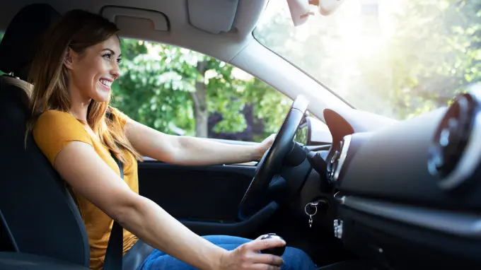 mujer-conduciendo Mujer conduciendo su coche diésel de ocasión