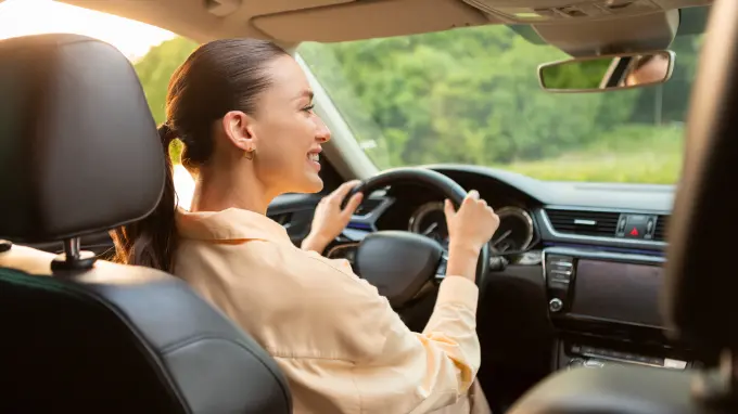 mujer-conduciendo Mujer conduciendo un coche