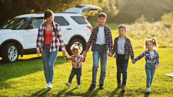 Familia numerosa de la mano en el campo