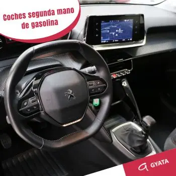 Interior de un coche Peugeot de gasolina