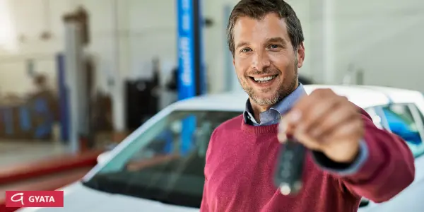 Hombre comprando un coche km 0 barato en Gyata
