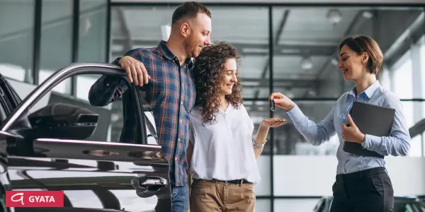Pareja recogiendo su coche financiado en Gyata