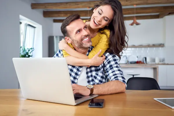 Pareja tasando su coche online desde casa